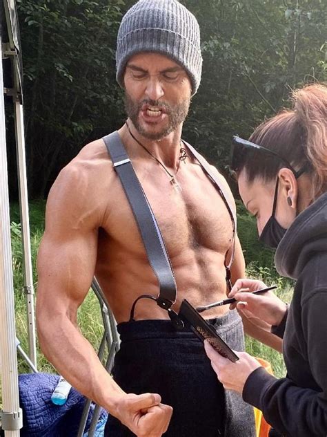 20 Steamy Pics of Shirtless Celebs to Celebrate the Summer.
